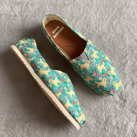 Groove Bags Shoes - Groove Bags Golden Retriever Floral Dog Flower Print Slip-On Canvas Shoes Flats